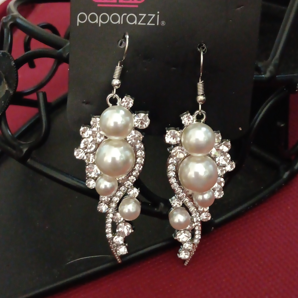 Paparazzi high-end Elegance. Silver tone crystal Dangle earrings.